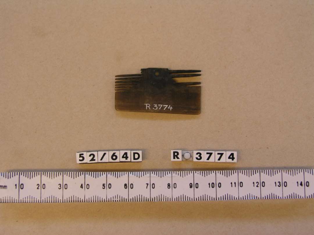 Fragment af dobbeltkam. Mål: 4x2,1 cm.