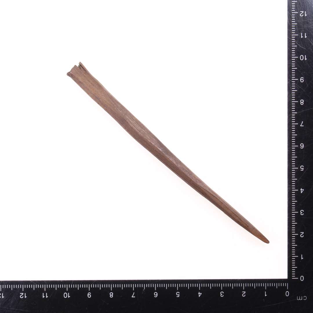 Pølsepind.
Længde: 12 cm.