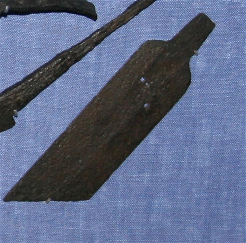 Spartel/spatel, jern. Tyndt knivblad med tamp og skråt afskåret forparti. 12,5x3,5 cm.