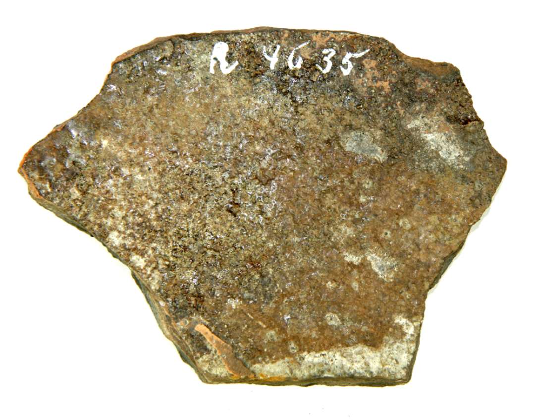 Fragment/flage af fejlbrændt eller glaseret tegl. Mål: 11x7,8 cm. 