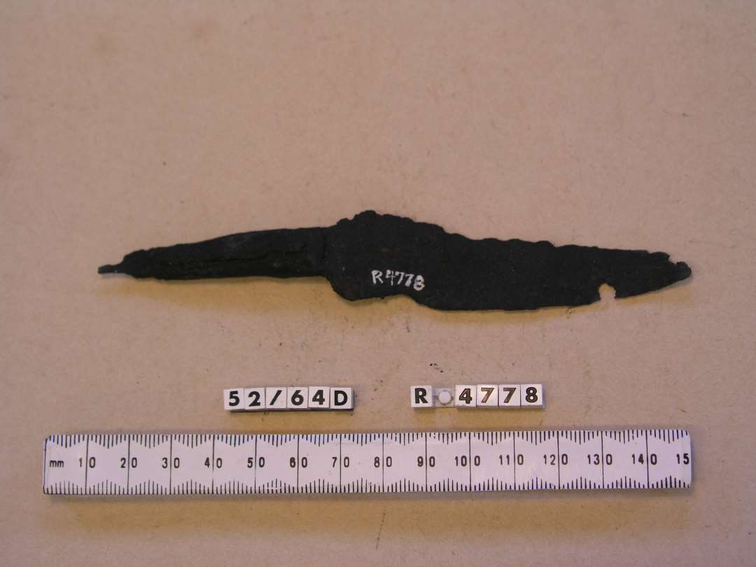Jernkniv med rester af træskaft, bevaret af rust. Længde: 14,5 cm.
