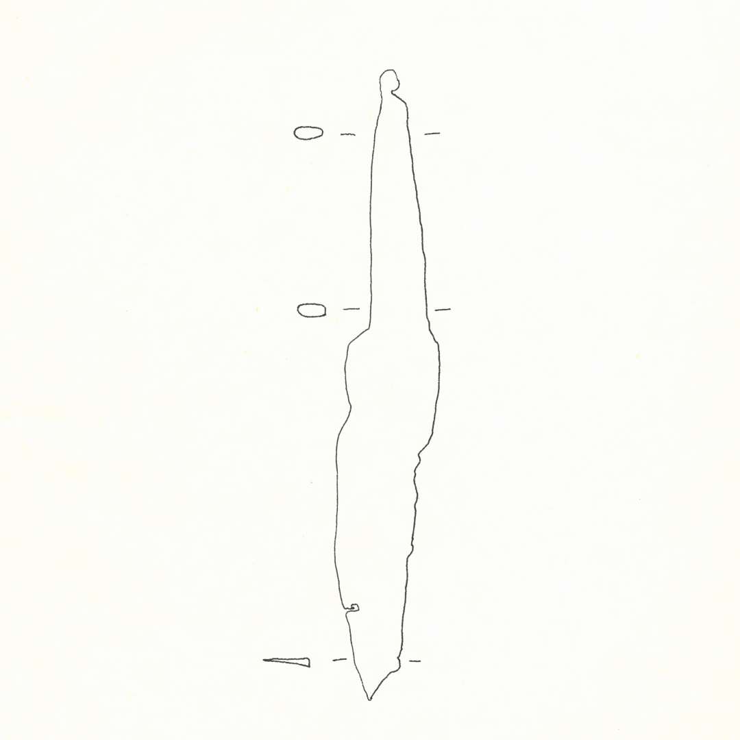 Jernkniv med rester af træskaft, bevaret af rust. Længde: 14,5 cm.