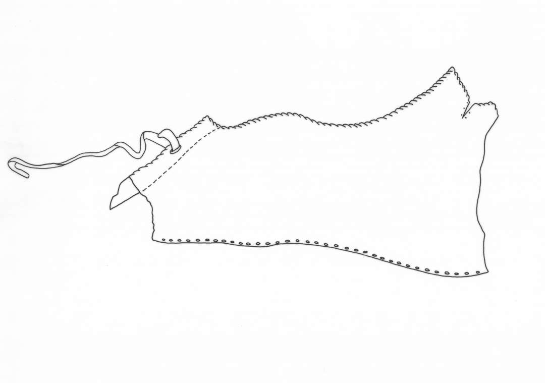 18 stk. læder, heraf 3 stk. bevaret: Overlæderfragment af Sko til halvvoksen Person? Stykket der er stærkt indtørret er afskaaret ved den ene Side, flænget ved den anden Side, hvor to Snørehuller forefindes, det ene med isiddende Snørerem. En under Snørehullerne fastsyet Læderstrimmel er ogsaa bevaret. Største Maal ca. 12 x 20 cm. En ca 15 cm lang læderstrimmel med kantede Udhugninger langs den ene Rand, Sømspor langs den anden Rand har, efter tilsvarende sømspor paa Overlæderets Overkant og andre Mærker at dømme, sandsynligvis siddet fastsyet her som Prydkant. 
