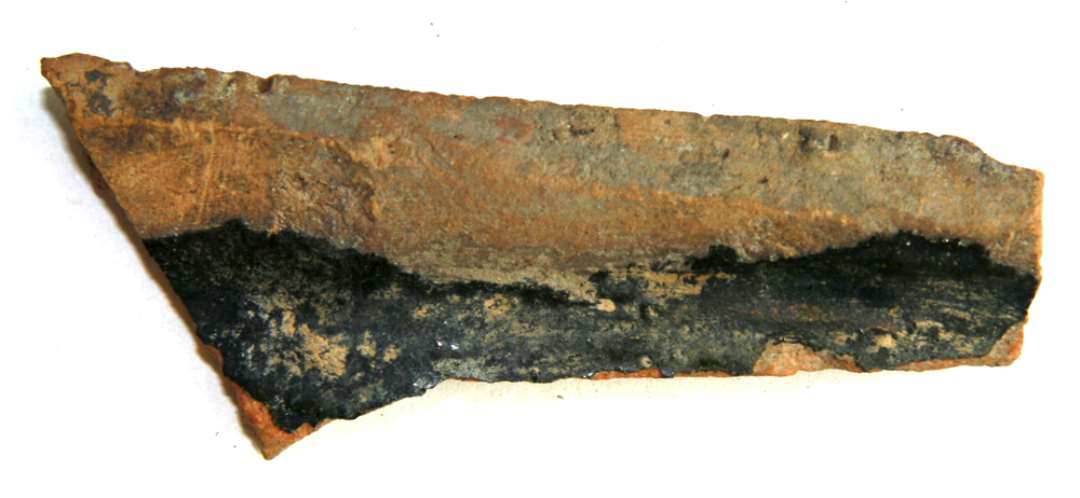 Fragment af kakkel, sortglaseret. Største mål: 7,5 cm.
