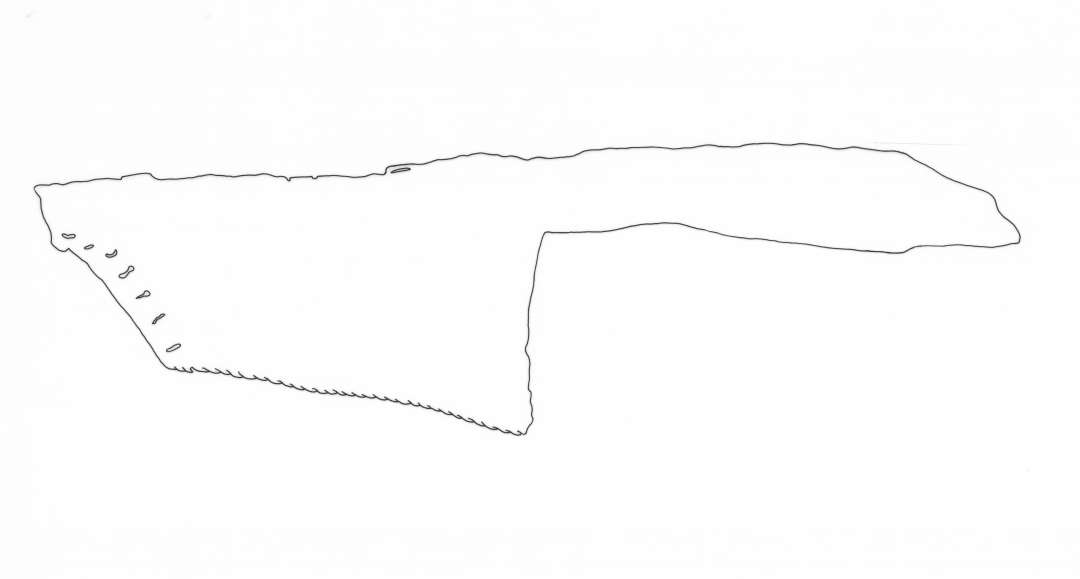 Overlæderfragment: Fragmentet, der muligvis hidrører fra en Støvle er stærkt forrevet, saaledes at kun to oprindelige Kanter er bevaret, den ene med Sømspor, den anden med en Række snørehuller. Et Øje af en Dobbeltslidse findes ved Stykkets Underkant. Største Maal ca. 9,5 x 32,5 cm.
