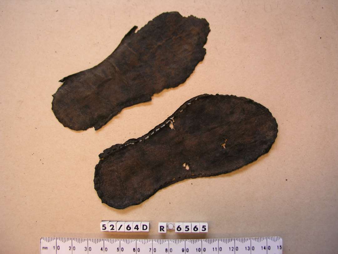 Barnesål, læder: Stærkt indtørret Barnesål til højre Fod. Største Længde ca. 12,3 cm.