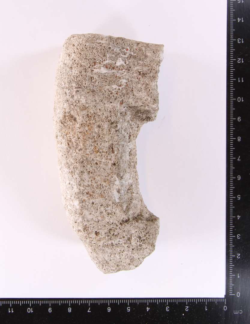 Hank fra morter af hvidgul kalksten, Purbeck marble. Flersidet tværsnit. Største højde: 10,9 cm.