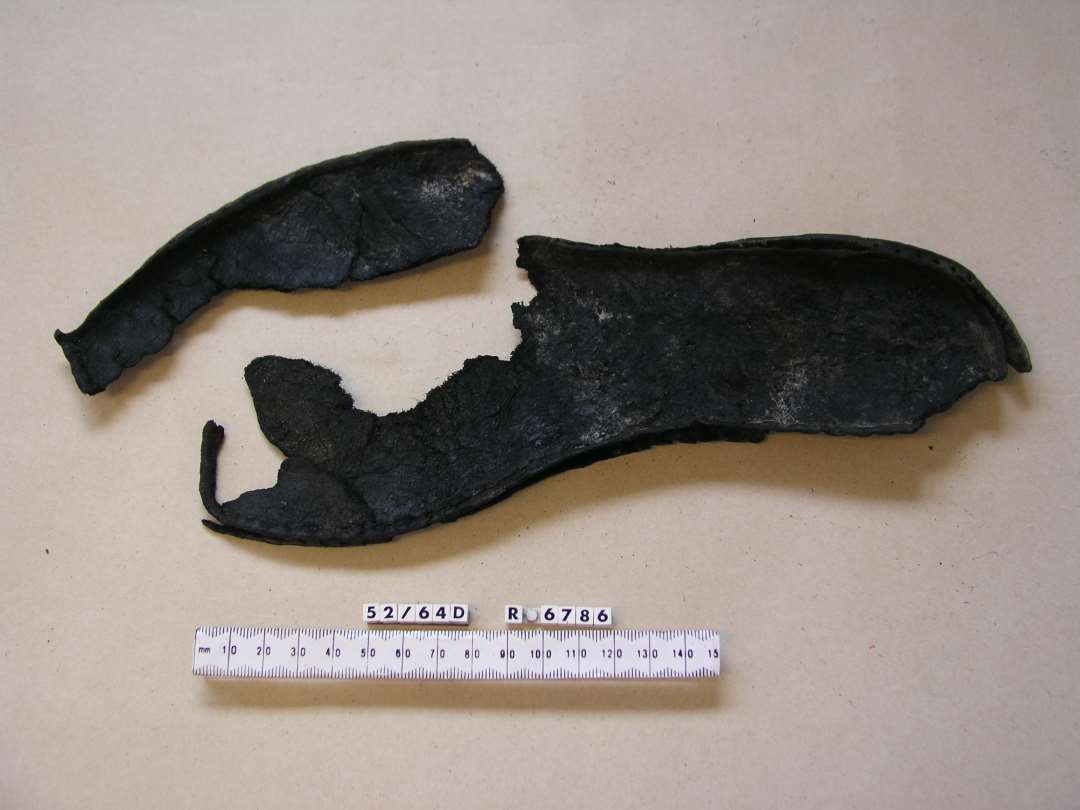 Seks stykker læder.  To bevaret, heraf, to fragmenter af såler fra to forsk. sko. Længde h.h.v.: 15 og 25 cm.