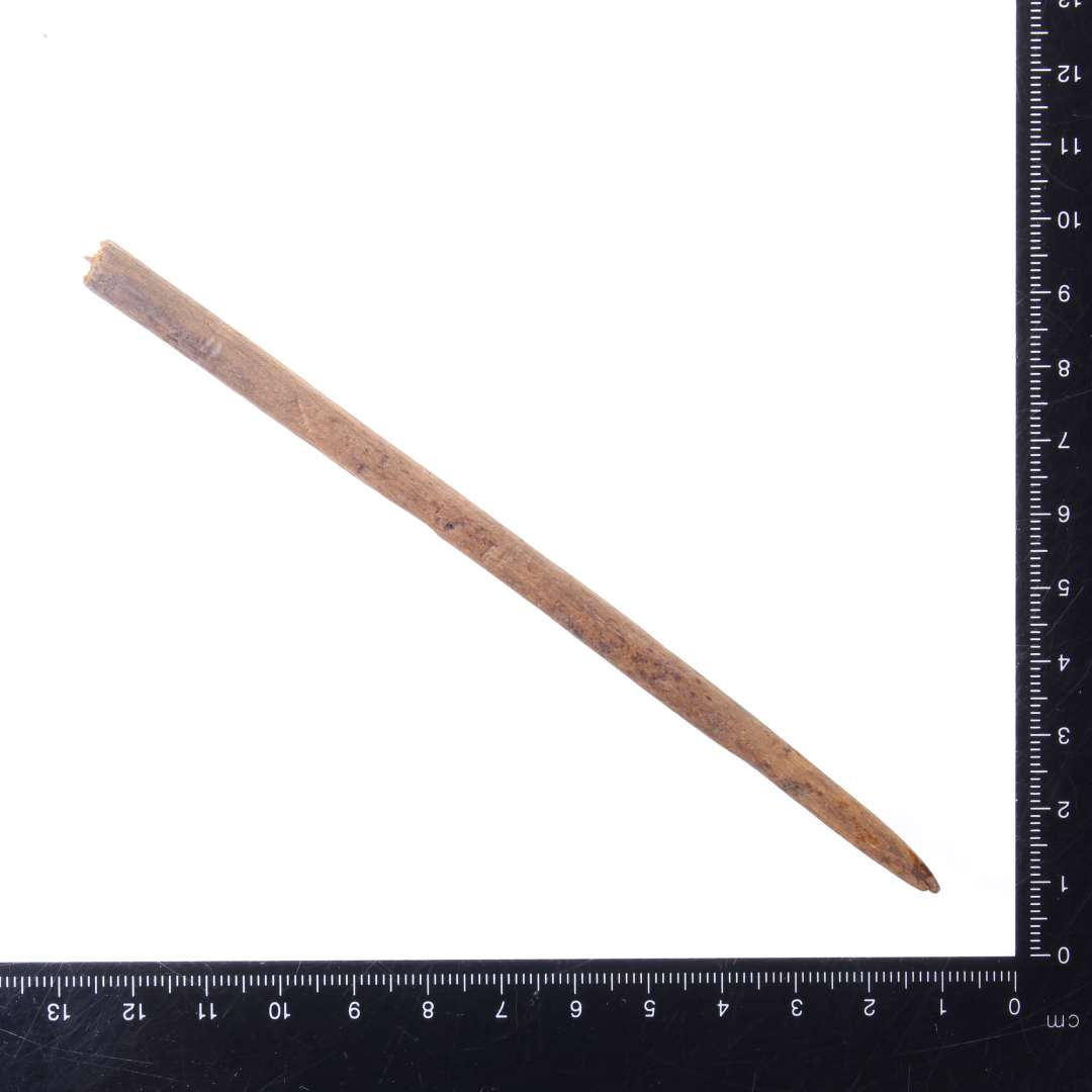 Pølsepind. 
Længde: 14,2 cm.