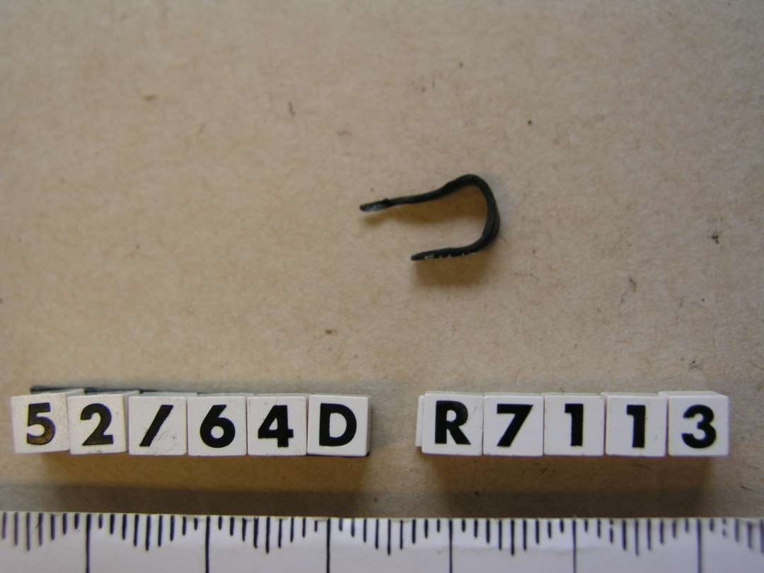 Lille krampe af kobberlegering. Største mål: 1,7 cm.