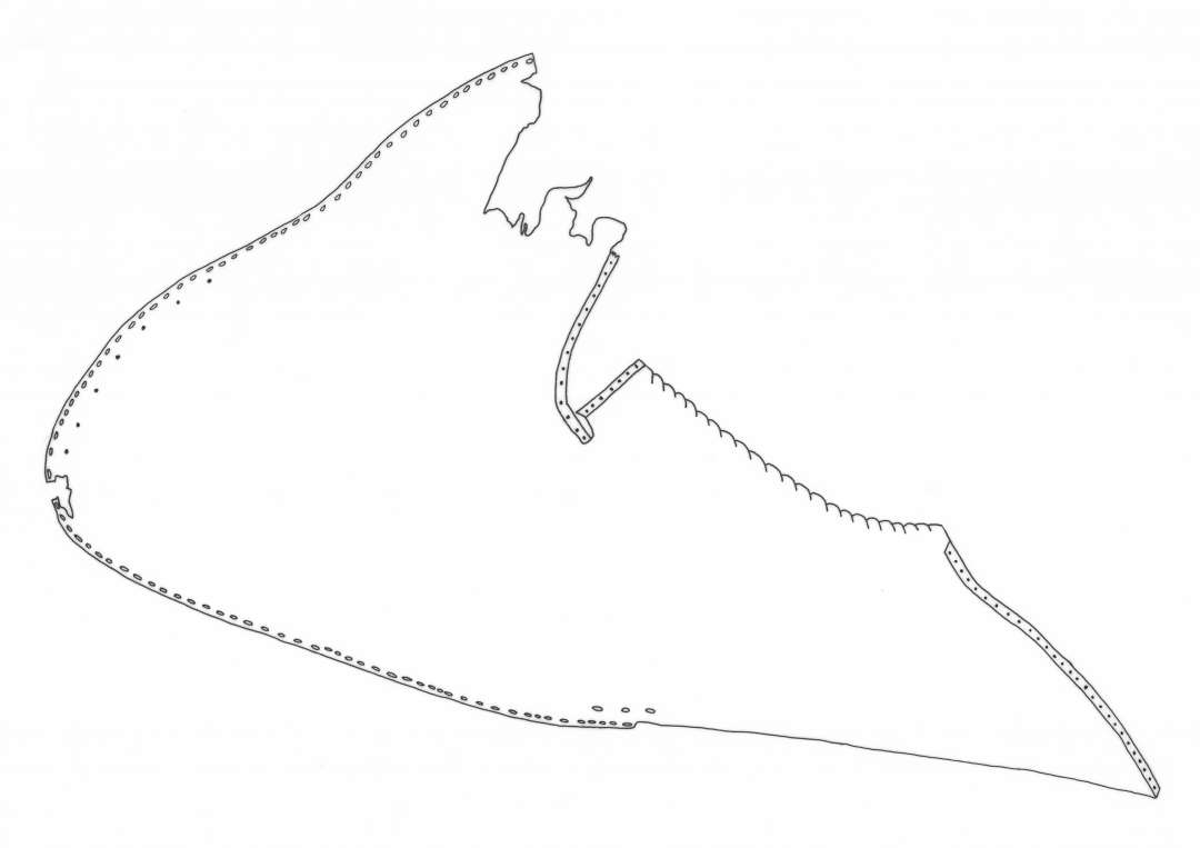 11 stk. læder, heraf 6 stk.bevaret: Stærkt indtørret og forrevet Overlæderfragment af sko antagelig til halvvoksen Person. Nedenfor Udskæringen der danner Fodaabningens ene Forkant findes et lille tværgaaende oprindelig sammensyet Indsnit. Sammensyning ved Skraasnit i Siden hvor en kile der har dannet en Del af Fodaabningen og dens anden Forkant mangler. Sømspor af Kantbaand langs den bevarede Del af Fodaabningens Rand. Ingen Spor af Lukkeanordning.  Største Maal ca 19 x 33 cm. Stærkt forrevet og indtørret Overlæderfragment af Sko antagelig til halvvoksen Person. Nedenfor Udskæringen der danner Fodaabningens ene Forkant findes et lille tværgaaende Indsnit. Skraa Tilskæringssnit i Siden, hvor en Kile, der har dannet en Del af fodaabningen og dennes anden Forkant mangler. Sømspor langs den bevarede Rand af fodaabningen fra et kantbaand. Midt på Siden ca 2,5 cm. under fodaabningens Kant findes et Par lodrette gennemstukne Øjer, som en Snørerem har løbet igennem. Største Maal ca 18 x 28 cm. Kantbaand, læder: Fragment af Kantbaand antagelig fra Sko. Tildannet af en ca 1,5 cm. bred Læderstrimmel, der er ombøjet og forsynet med lodrette gennemskaarne Øjer anbragt med 2 á 3 mm's Mellemrum. Tydelige Sømspor langs Randene paa Underkanten, hvor der nær Stykkets ene Ende findes et bueformet Indhak af Hensyn til Baandets Ombøjning. Største Længde ca. 22,5 cm. Største Bredde ca. 0,7 - 9,8 cm. Saalfragment, læder: Separat tilskaaret Hælparti af Saal af tyndt Læder (Bindsaal) til voksen Person. Største Maal ca. 6 x 7 cm. Overlæderfragment (?): Lille Læderstykke af skæv rektangulær Form med sømspor langs to af Kanterne Nær Stykkets ene Hjørne samt omtrent paa dets Midte findes et gennemskaaret Øje. Største Maal ca. 6 x 7 cm.