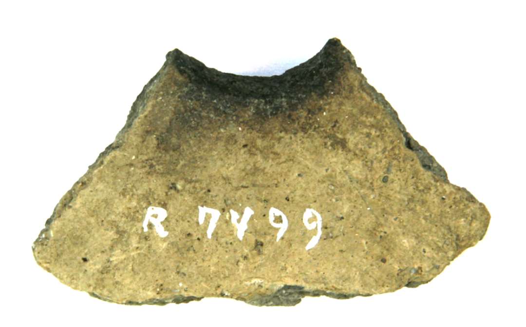 A1/A1, fragment af genstand af gråbrændt ler. Oprindeligt cirkulæ? med hul i midten. Låg, lysestage?