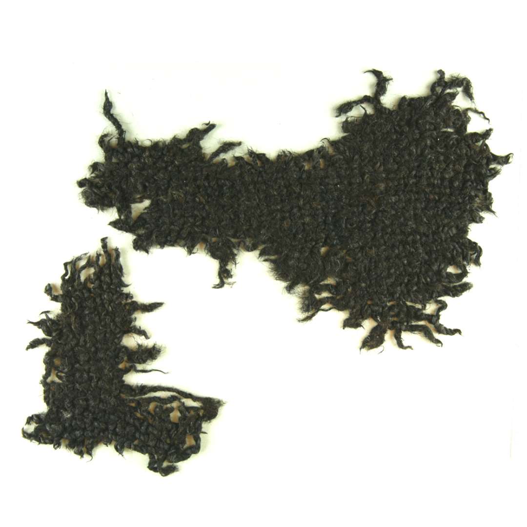 To tekstilfragmenter, vævede. Største mål: h.h.v. 11 og 21 cm.