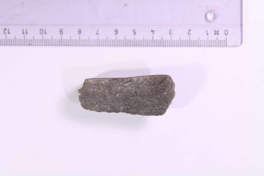 Fragment af hvæssesten. Største mål: 5 cm. 