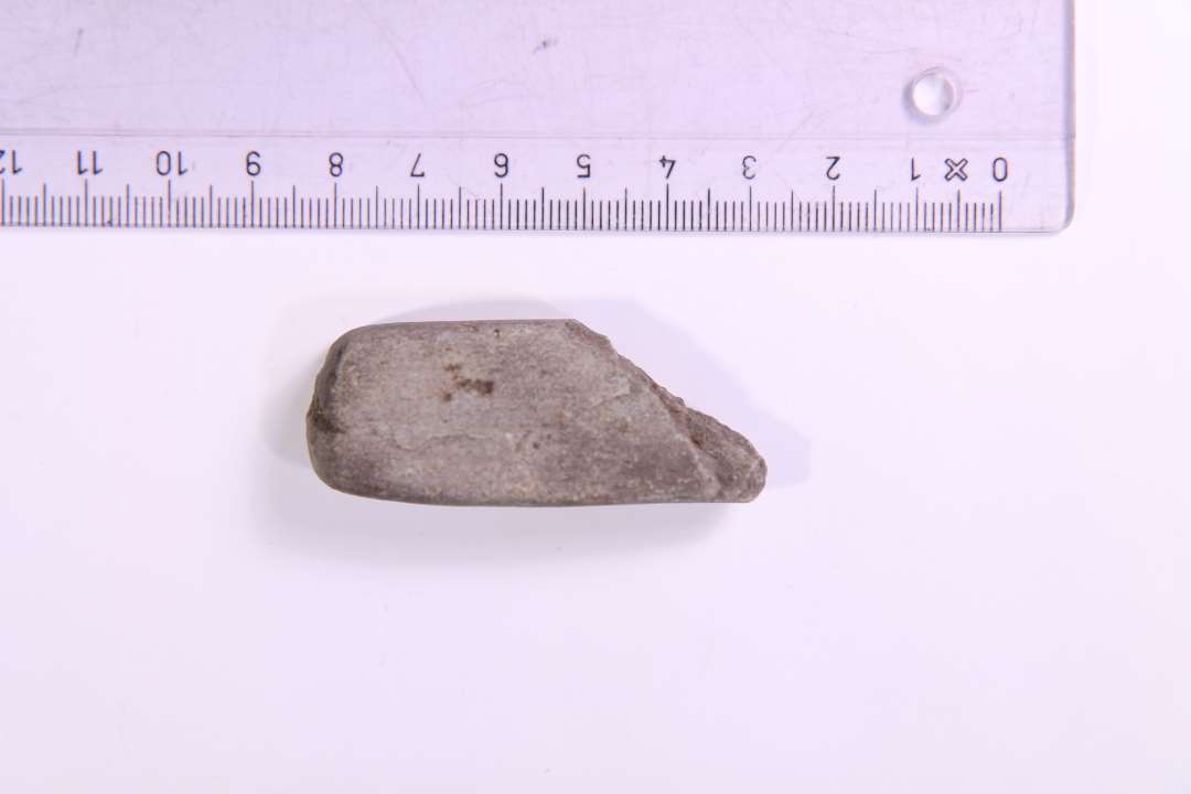 Fragment af hvæssesten. Største mål: 6 cm.