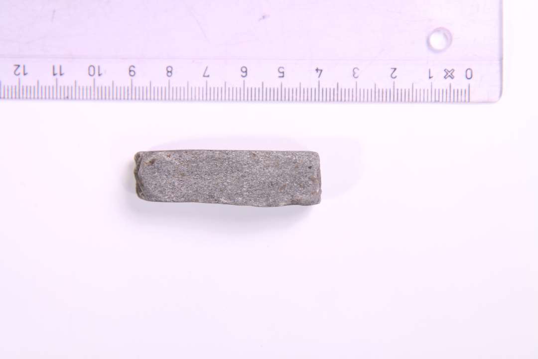 2 fragmenter af hvæssesten. 1 stk.: største mål: 5 cm., kvadratisk tværsnit