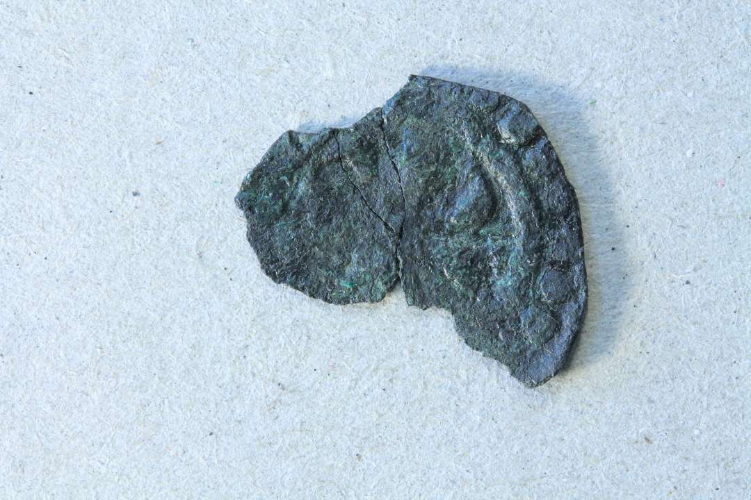 Tynd sølvmønt med perlerand, fragment, ca 1250?