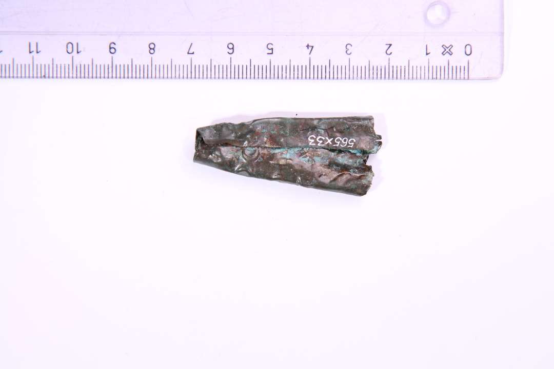 Skedebeslag eller dupsko, med stemplet ornamentik. Længde: ca. 4,5 cm.