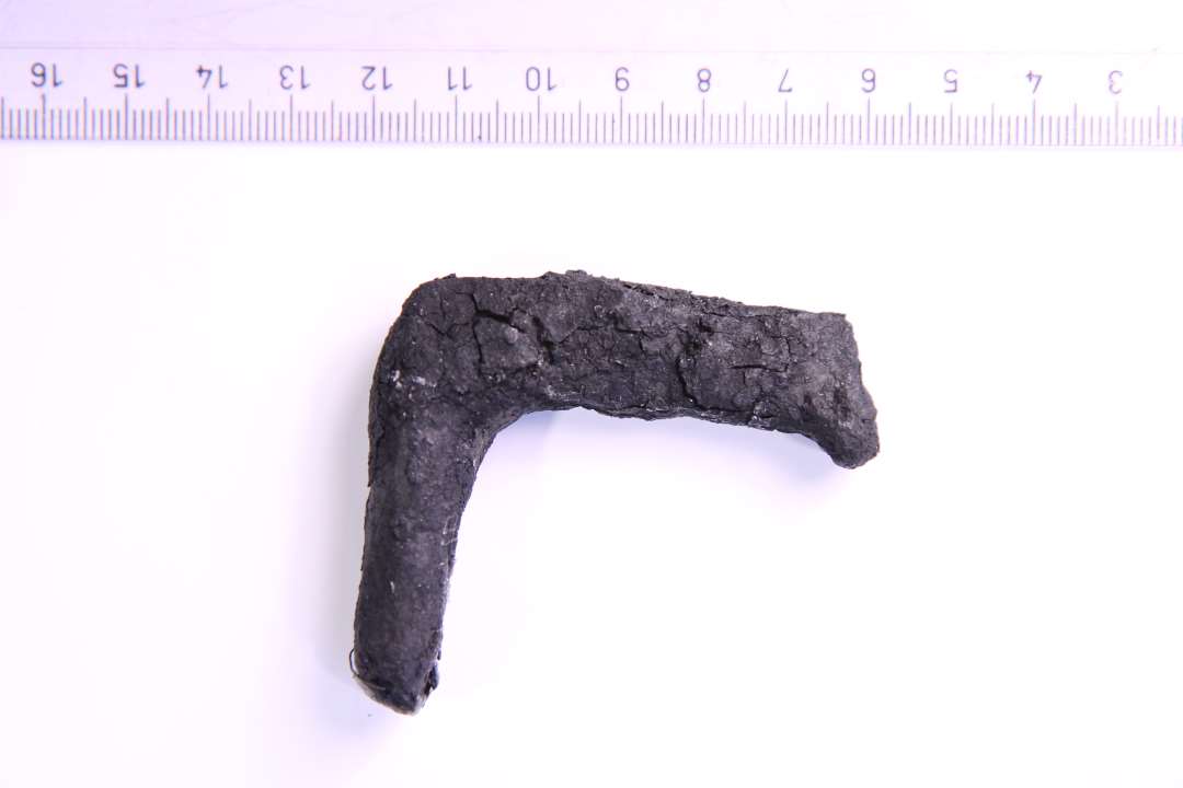 Fragment af stabel, svarende til x244. Længde: 5,5x5 cm.