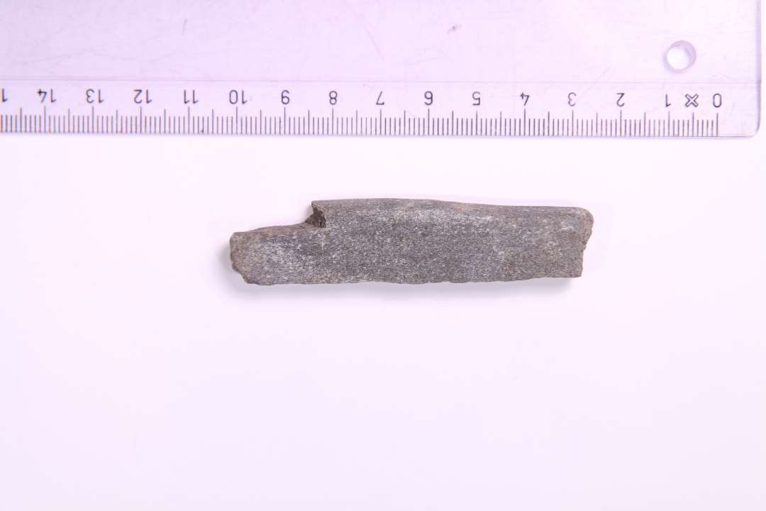 Fragment af hvæssesten. Største mål: 7,5 cm.