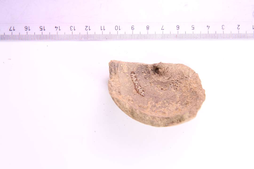 Et skår af sparegris eller sparebøsse. Største mål: 6,5 cm.