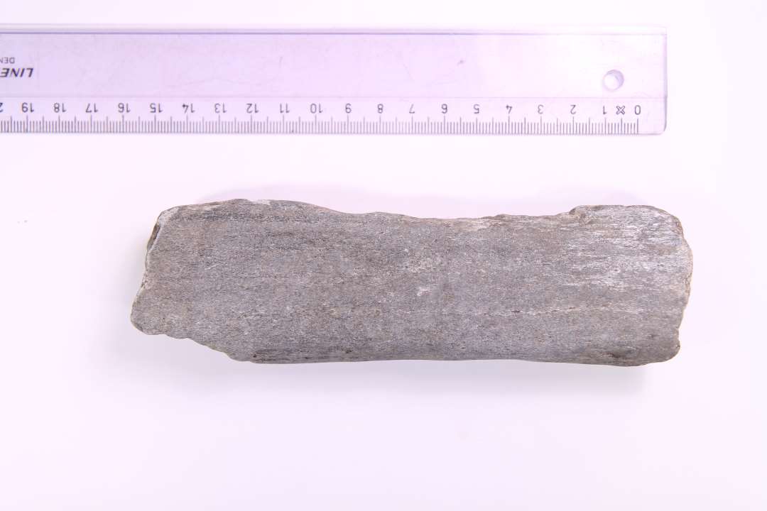 Fragment af stor hvæssestenStørste mål: ca 16,2 cm.