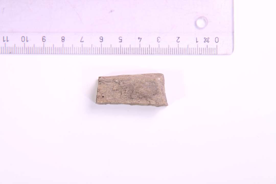 Fragment af hvæssesten. Største mål: 3,6 cm.