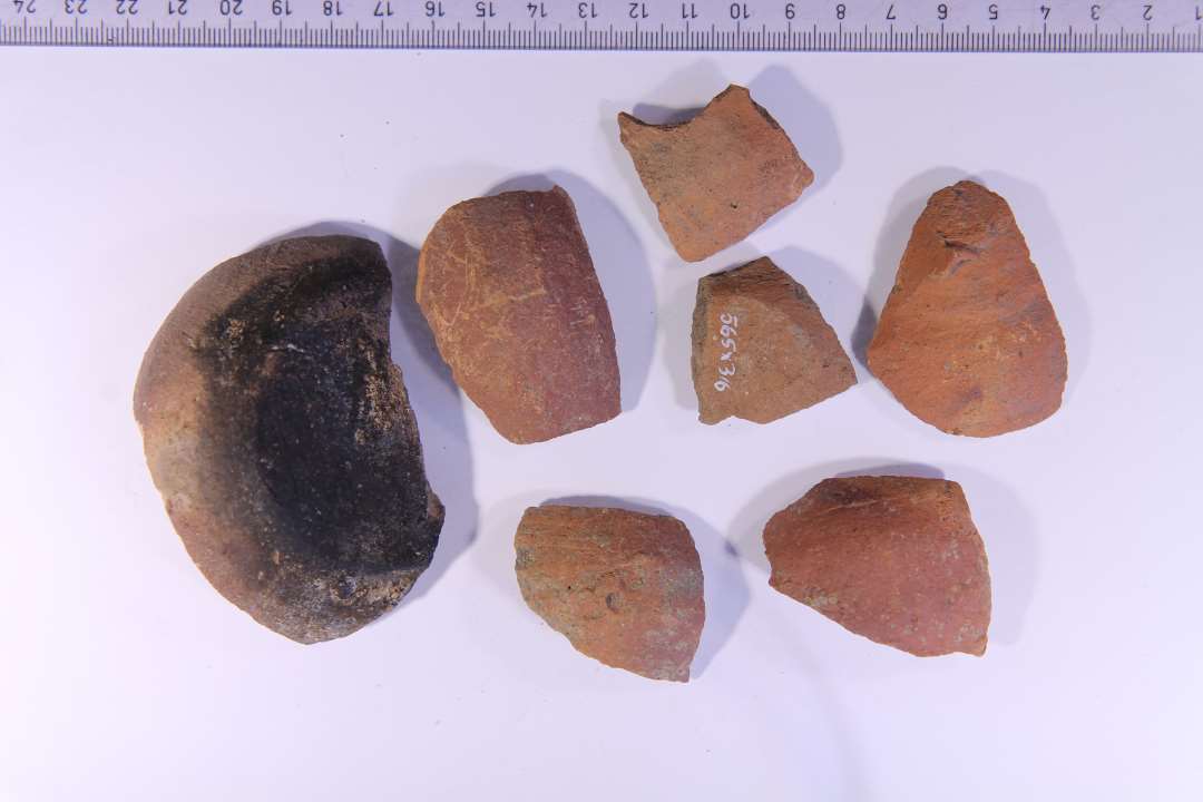 Fragmenter af sparegris eller sparebøsse. Skår fra flere forskellige bøsser