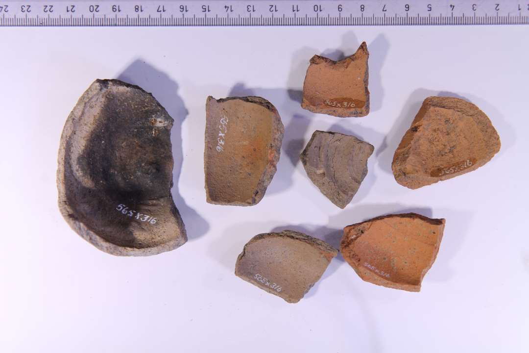 Fragmenter af sparegris eller sparebøsse. Skår fra flere forskellige bøsser