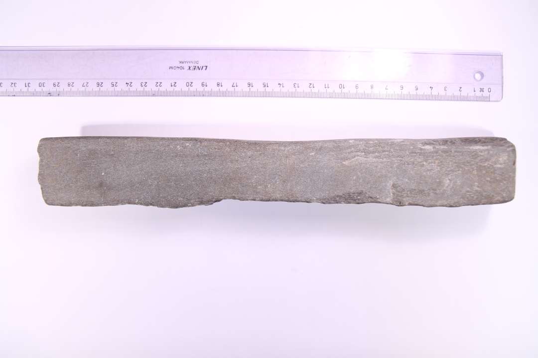 Fragmenter af fire hvæssesten, heraf tre store. Mål h.h.v.: 29 cm., 12,6 cm., 13 cm. og 5,5 cm.