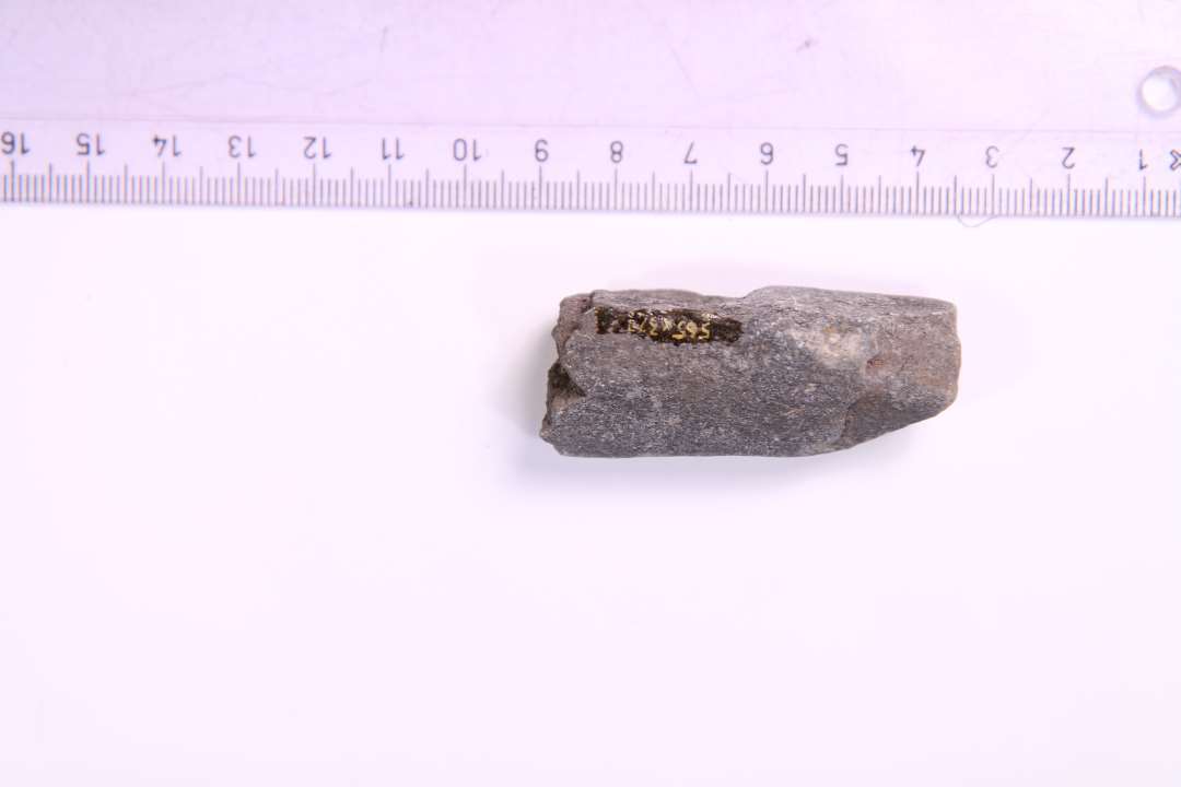 Fragmenter af fire hvæssesten, heraf tre store. Mål h.h.v.: 29 cm., 12,6 cm., 13 cm. og 5,5 cm.
