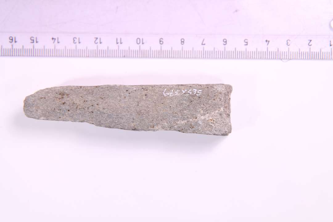 Fragment af hvæssesten. Største mål: 9,3 cm.