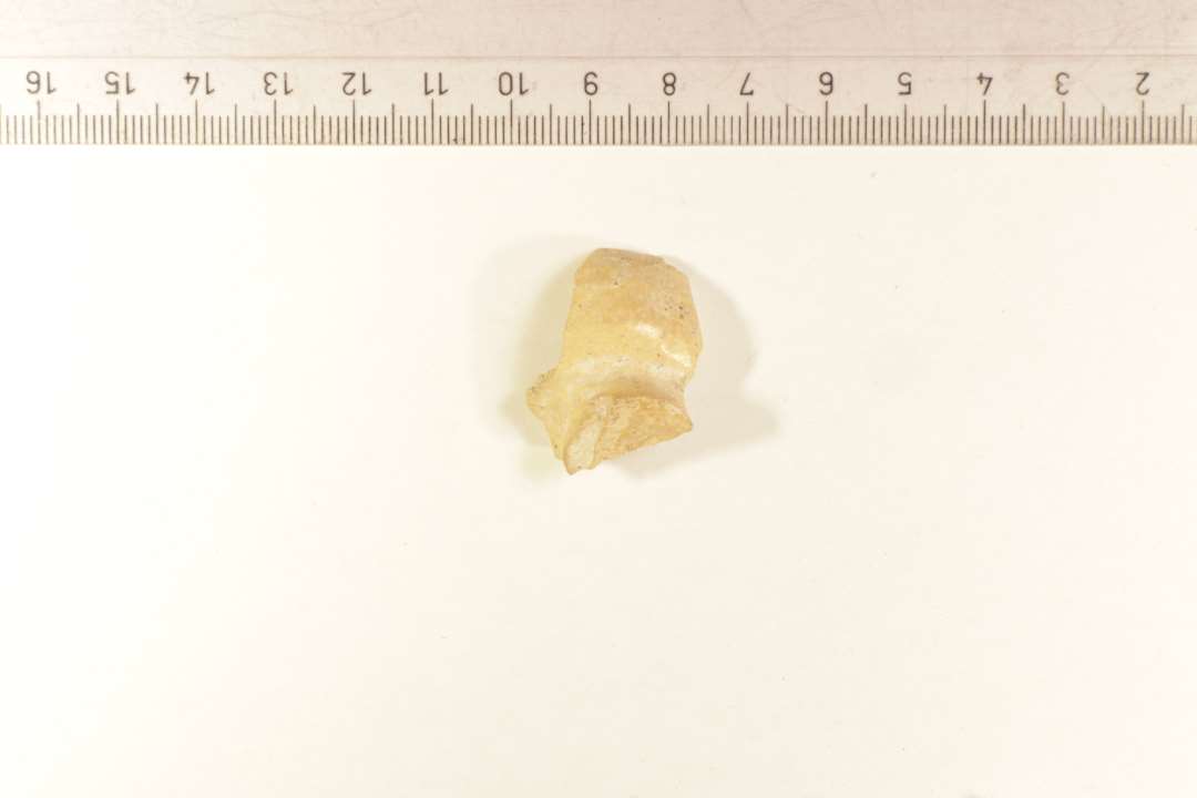 Bundfragment af miniaturekrukke. bunddiameter: ca. 1,7 cm.