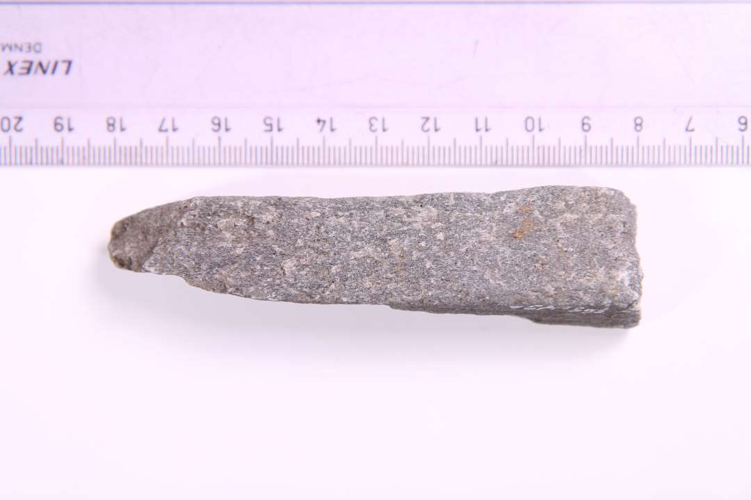 Fragment af hvæssesten. største mål: 10 cm.