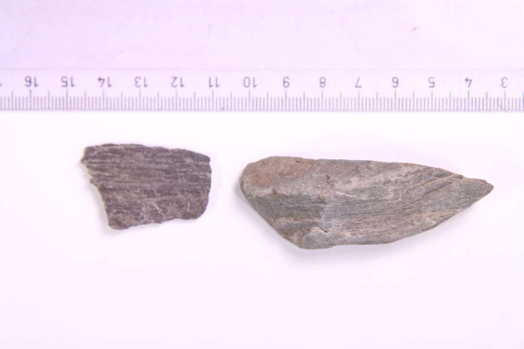 2 Fragmenter af hvæssesten. største mål h.h.v.:´7 og 3,8 cm. 