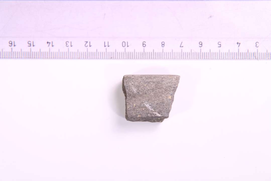 Fragment af hvæssesten, største mål: 3 cm.