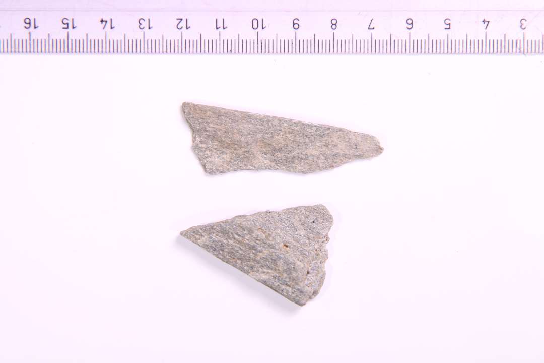 Fragmenter af hvæssesten.  Største mål h.h.v: 4,2 og 5,5 cm.