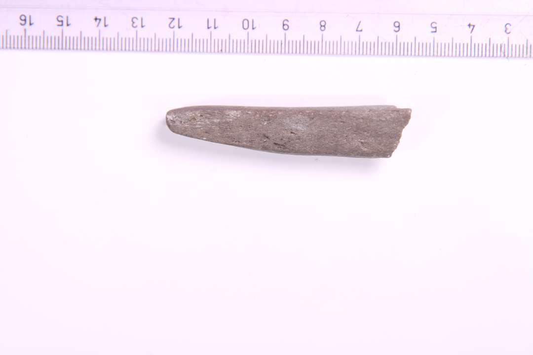 Fragment af hvæssesten. største mål: 6,7 cm.