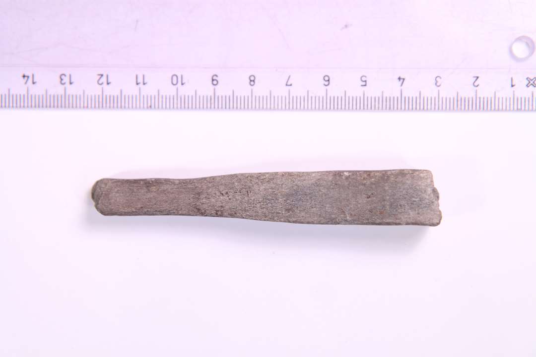 Fragment af hvæssesten med kvadratisk tværsnit. største mål: 9,3 cm.