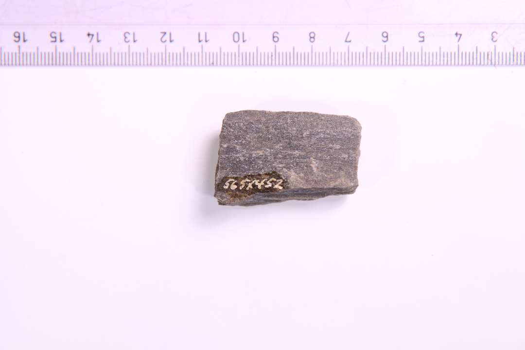 Fragment af hvæssesten. Største mål: 3,5 cm.