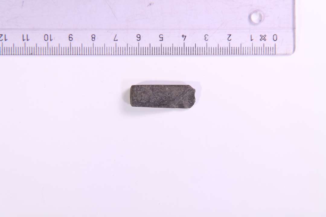 Fragment af hvæssesten, længde: 2,7 cm.