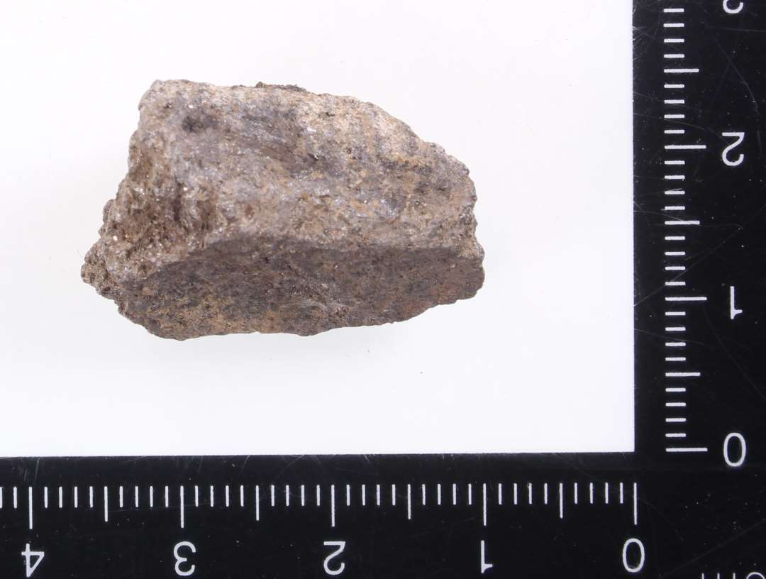 Randskår af Klæbersten, Lille fragment af et randskår, ca. 2x1x1 cm