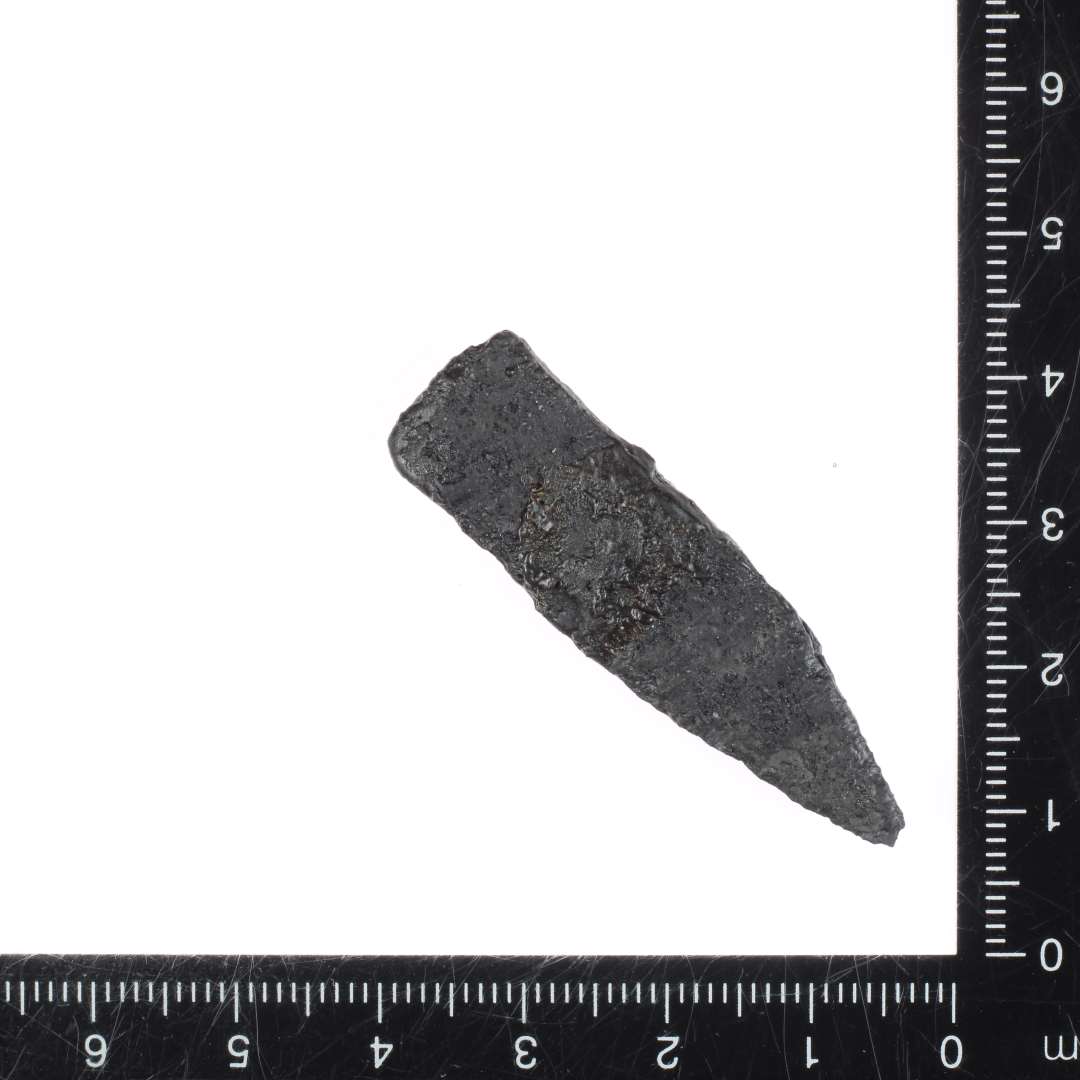 Fragment af knivblad. Længde: 4,5 cm