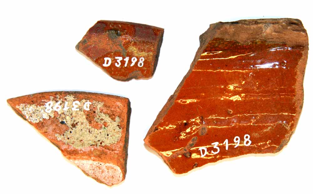 3 randskår af rødbrændt, (de to tillige pibelersbegittet) lergods, (fade, potte).