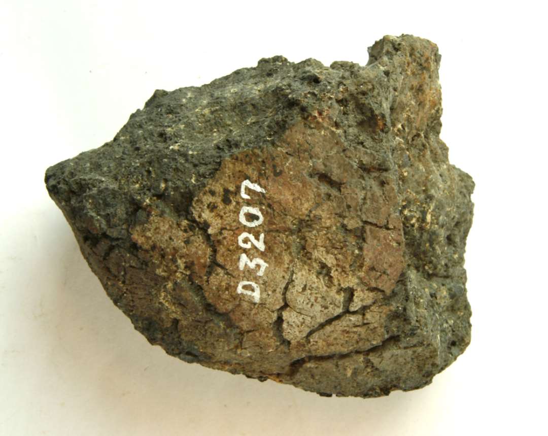 1 større, stærkt sintret fragment ca. 1/4 af discosformet vævevægt af brændt ler. Største mål: 11,5 cm.