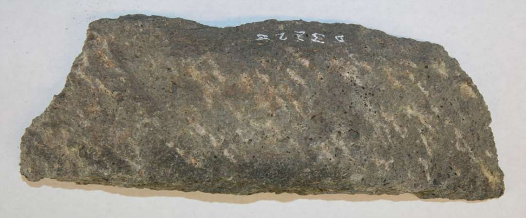 1 større fragment af kanten på håndkværnsten af basaltlava. Største længde: 22,6 cm. Tykkelse: 8 cm. Fragmentets tykkelse: 4,6 cm.