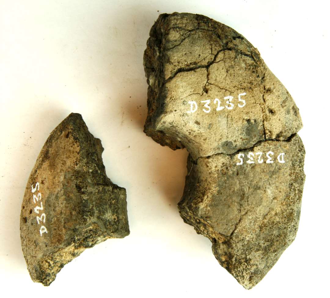 3 fragmenter af discosformede vævevægte af gråbrunlig, brændt lermasse. Heraf de to sammenlimede. Største mål: 8,5 og 14,5 cm. 