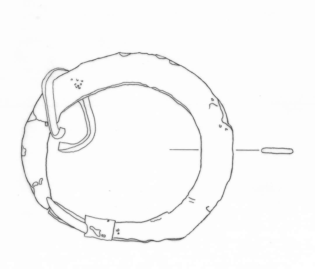 1 stærkt forrustet, flad jernring eller bånd af oval form, ca. 9,2 + 10,2 cm. ringbredde ca. 1,5 cm., indsmalnende til ca. 0,6 cm. i den ene side. En åben mindre jernbøjle er fastrustet i den ene side, se konserveringsliste.