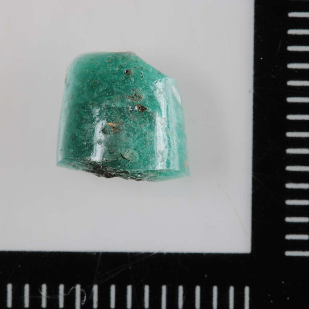 1fragment af tøndeformet perle af smaragdgrønligt, uigennemsigtigt glas