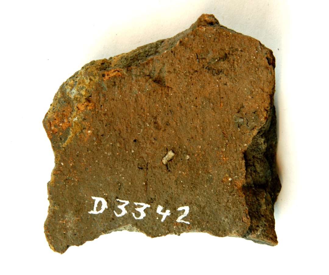 Fragment af gulvflise. Største mål: 7 cm.